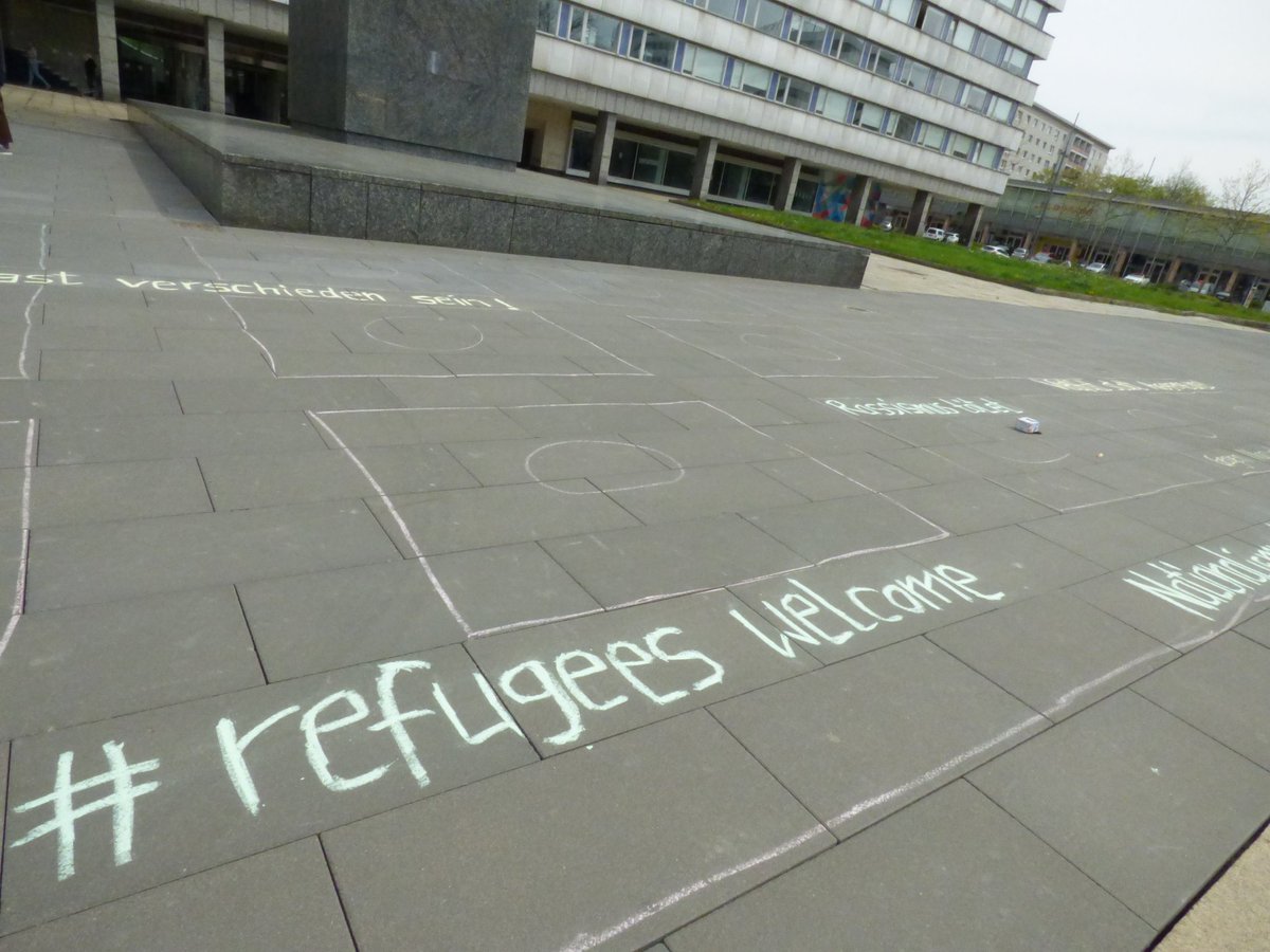AgRChemnitz's tweet photo. Wir haben mal den Platz, wo sich Pro #Chemnitz heute vielleicht wieder versammelt, etwas verschönert und wichtige Botschaften da gelassen 😉 #c2004 #c2404 #LeaveNoOneBehind #savemoria #seebrücke #nazisraus #keinbockaufnazis #fcknzs #chemnitzgegenrechts https://t.co/iPfmvO6pLj