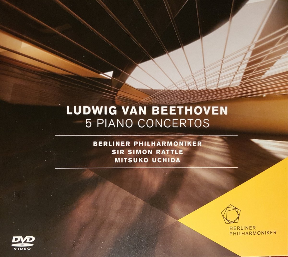 As the last performance of op. 58 Uchida & Rattle in Berlin.And this is all you can wish. From the very first thoughtful piano replique to the delighted ending of the rondo finale. It is so full of nuances, of colours, of deep emotion, all on a Beethovenian level. >
