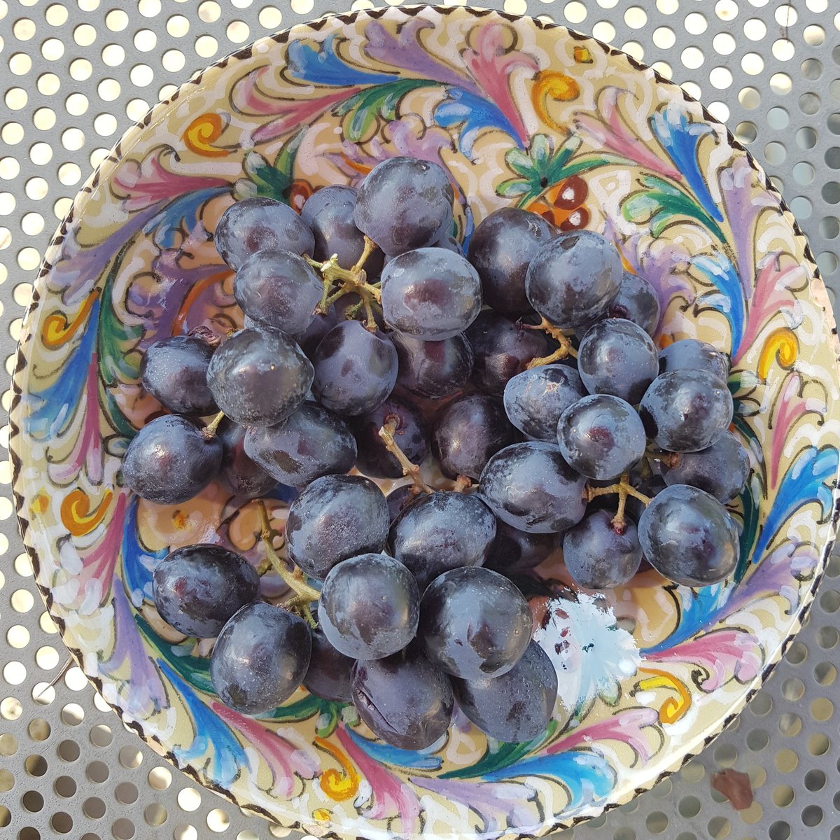 InMyFruitBowl's tweet photo. Help the NHS by keeping healthy: eats lots of fruit, like these superb Sable grapes from Chile. #fruit #freshproduce #healthyfood #eatmorefruit #getfruity #5aday #goodfruit #NHSheroes #5aday #goodfruit #400gChallenge #grapes  #lockdownextension https://t.co/1xOBWYdPRm