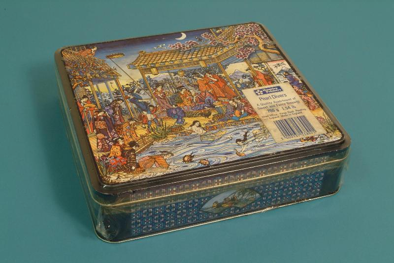 See, for example, this tin (1981) depicting a Japanese-inspired scene. It’s difficult to see, but to the far right, there’s a Japanese inscription.And of course, it says: ‘sex, drugs, and rock and roll'.