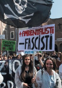 ciakter's tweet image. #FridaysForFuture #GlobalStrikeForClimate #RitornoAlFuturo 
Il cambiamento climatico continuerà a rendere il mondo non così tanto redditizio. Per poter sfruttare un mondo, un mondo deve esistere. Continuamo così, facciamoci del male. (cit)