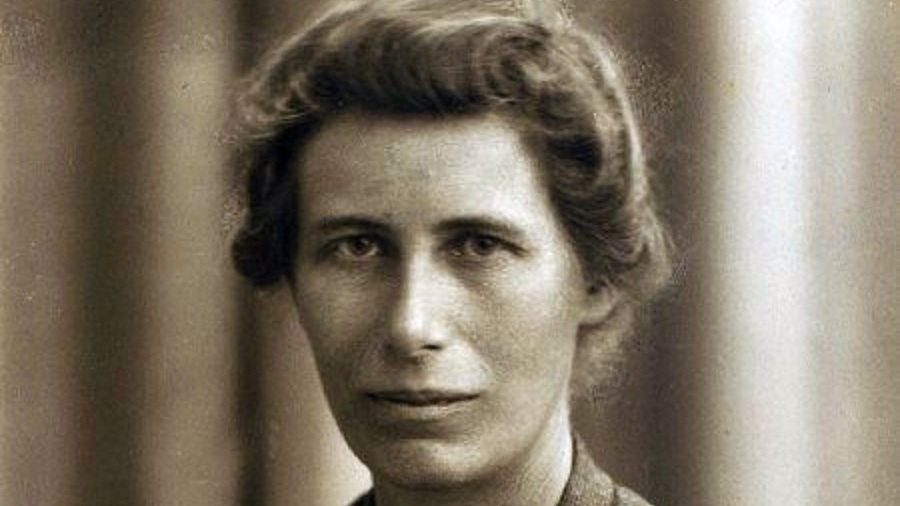 Inge Lehmann was a Danish seismologist born in 1888. She was the first to explain the arrival times of P waves, and in 1936, she discovered that the Earth has a solid inner core beneath its liquid outer core 🌍📚
🎨©️ Inge Lehmann