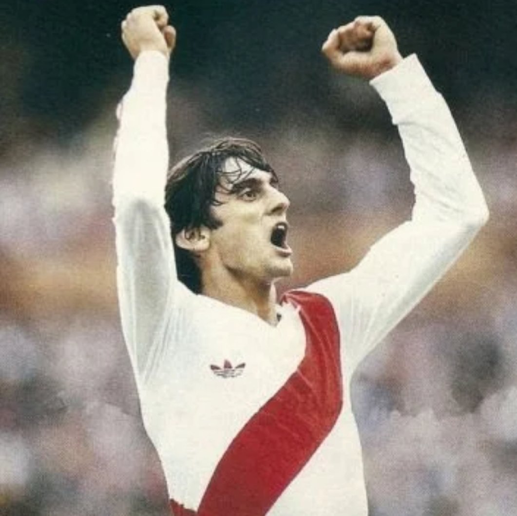 Un día como hoy pero hace 37 años Enzo Francescoli se ponía por primera vez la camiseta de River de manera oficial un 24 de abril de 1983. Cuando el Millonario se enfrenta a Huracán por la segunda fecha del Campeonato Nacional de Primera División.