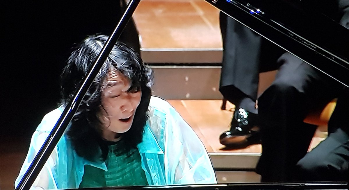 > Uchida is at home in this concerto, she knows, how to put every single detail, how to form frasing and dynamics, how to build the great lines. Her piano technics is brilliant. And the reciprocal understanding between her and Rattle is seamless. >