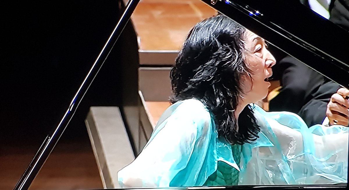 > Uchida is at home in this concerto, she knows, how to put every single detail, how to form frasing and dynamics, how to build the great lines. Her piano technics is brilliant. And the reciprocal understanding between her and Rattle is seamless. >