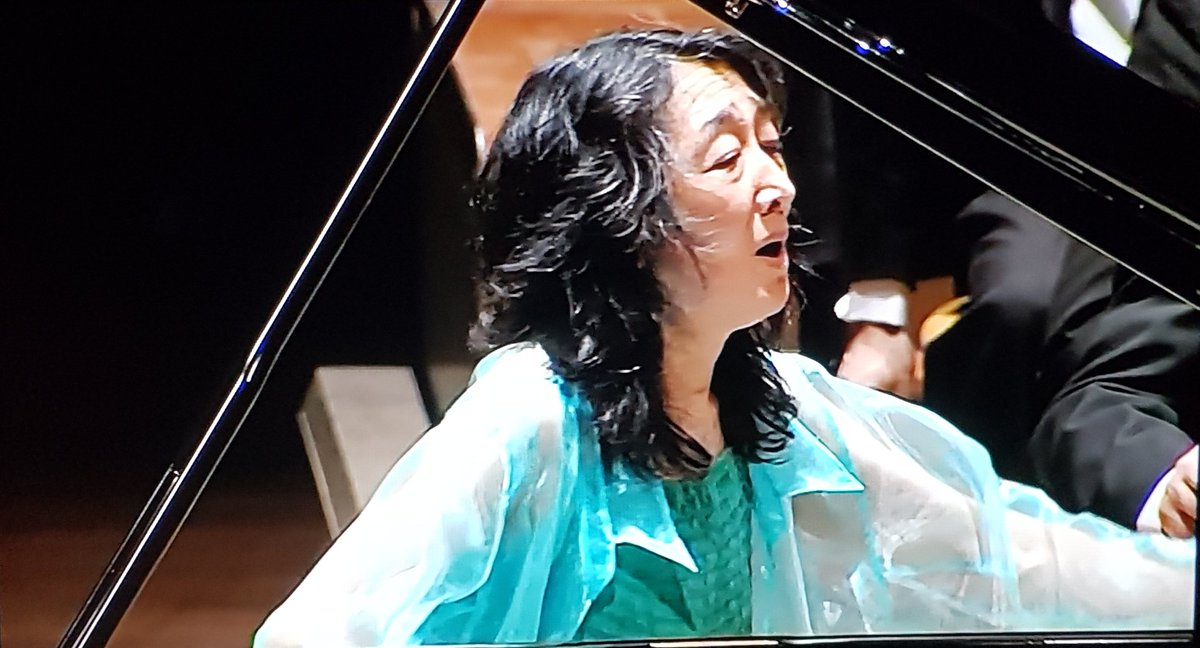 > Uchida is at home in this concerto, she knows, how to put every single detail, how to form frasing and dynamics, how to build the great lines. Her piano technics is brilliant. And the reciprocal understanding between her and Rattle is seamless. >