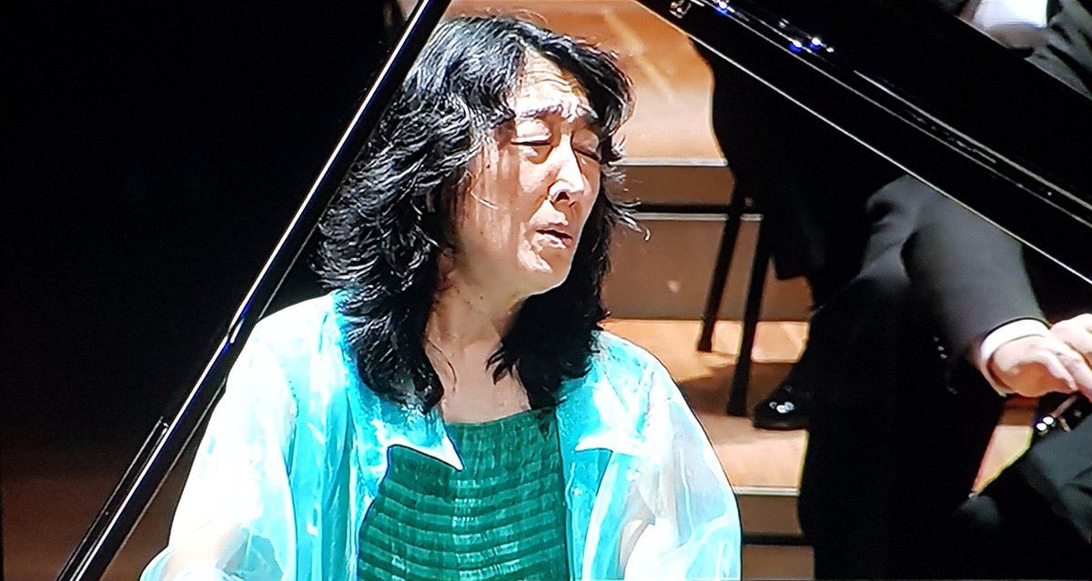 > Uchida, as the three other pianists are all playing the long first cadenza by Beethoven in the 1st movement and the only original cadenza in the rondo. Thus there was now no possibility to hear the second original cadenza, but of couse there are recordings of it, too. >