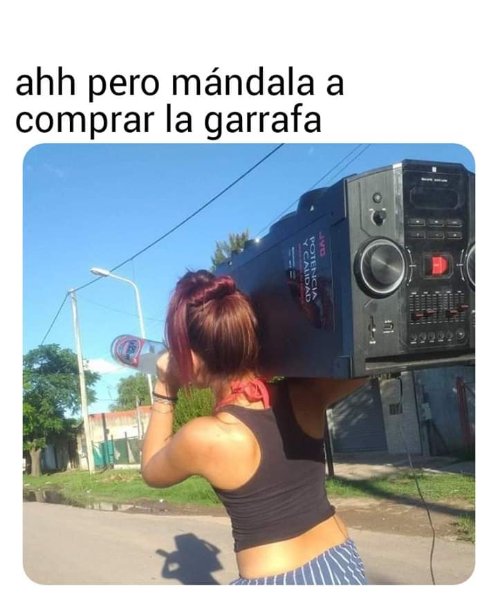 CrotoMundo's tweet image. Jajajajaja pesa una banda la garrafa