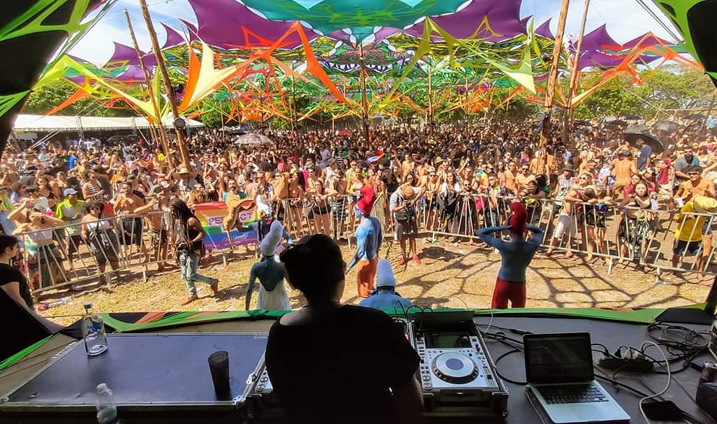 rewind_live's tweet photo. 40° graus na cabeça, poeira voando e muito psytrance 🔥
Mais alguém com saudades disso aí?
@PerfectLineee
#perfectline #rewindmusic https://t.co/VDtlZ3qJOG