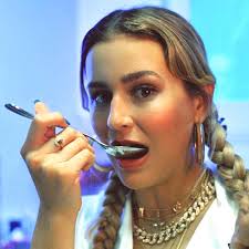 #CSTARàDécouvrir <a href="/Kocoline/">koline</a>, une chanteuse très prometteuse qui va bientôt sortir son premier EP. Avec son style et son talent, elle a tout pour réussir ! #RestezALaMaison et écoutez Lost 
youtu.be/fn_14gnbyGY