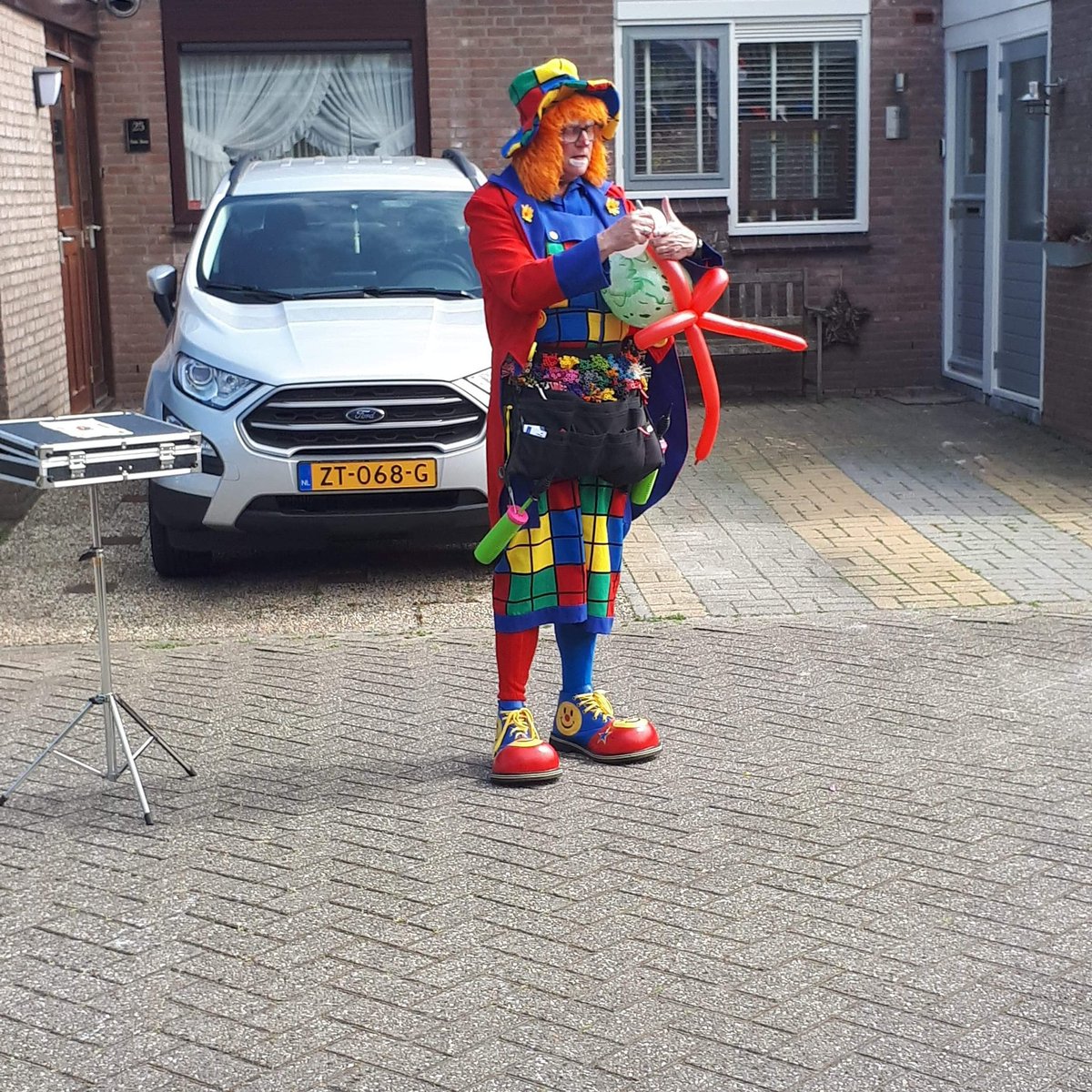 clowndombo's tweet photo. Het zoveelste gratis mini optreden verzorgd, voor een kind die jarig was maar geen visite mocht ontvangen vanwege corona. Tot eind mei vol met gratis mini optredens . https://t.co/VENe1FfZw6 https://t.co/eK50tK3IsI