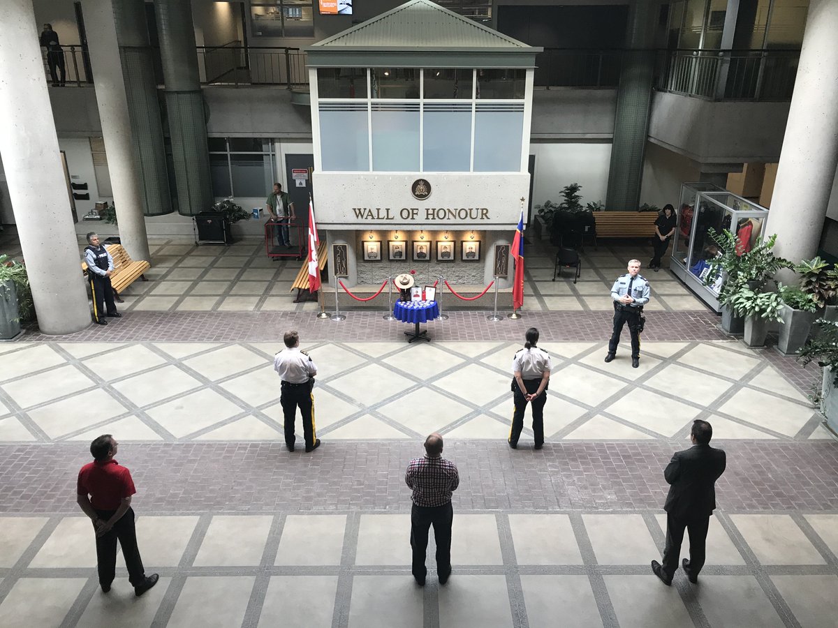 Un moment de silence pour honorer la mémoire du Gend. Stevenson et des victimes de la tragédie en #NouvelleÉcosse. Nous n’oublierons jamais le sacrifice. #NouvelleÉcosseForte