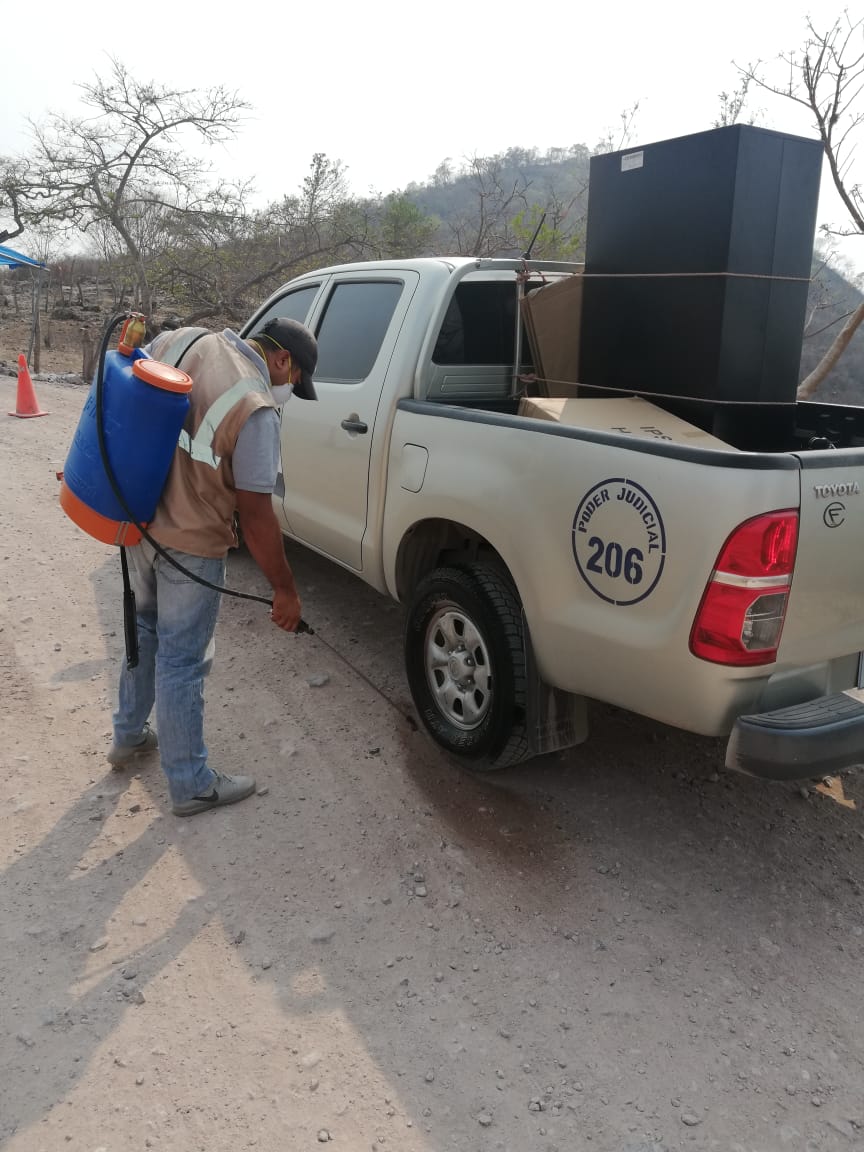 SSIS_HONDURAS's tweet photo. Gestores sociales  continúan apoyando las actividades de prevención, en retenes y fumigación de vehículos en la salida del departamento de comayagua.
 #HondurasQuédateEnCasa #TodosConMascarilla #HondurasSolidaria https://t.co/NK5gfsjPR8