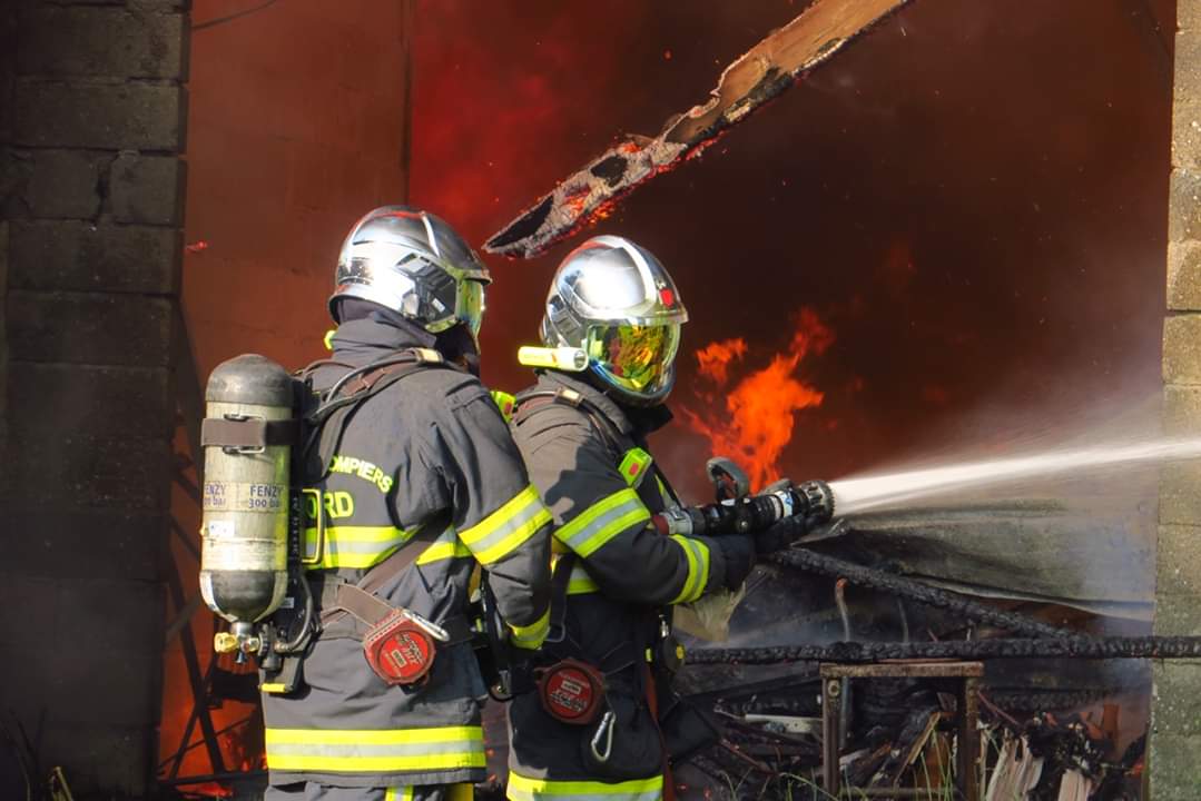 [#Intervention en cours]
Feu d'atelier à Élincourt

Un important dégagement de fumées s'élève dans le ciel. 
Guidés par le panache, les #pompiers font face à un 🔥 généralisé dans un hangar.
✅ 4 lances à 💦 sont mises en action
✅ alimentation par CCGC

📸 : Exp P Rossignol