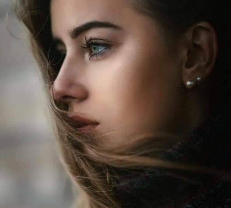 Üç yıldır bütün sesler senin yarım kalmış sesin,
Üç yıldır yüzün dünyanın tek fotoğrafı,
Üç yıldır senden yapılmış bir kapıyım.
Bunu da sen öğrettin biliyor musun
Sevmek ölümden uzun sürüyormuş..! 

/Ş.Erbaş/