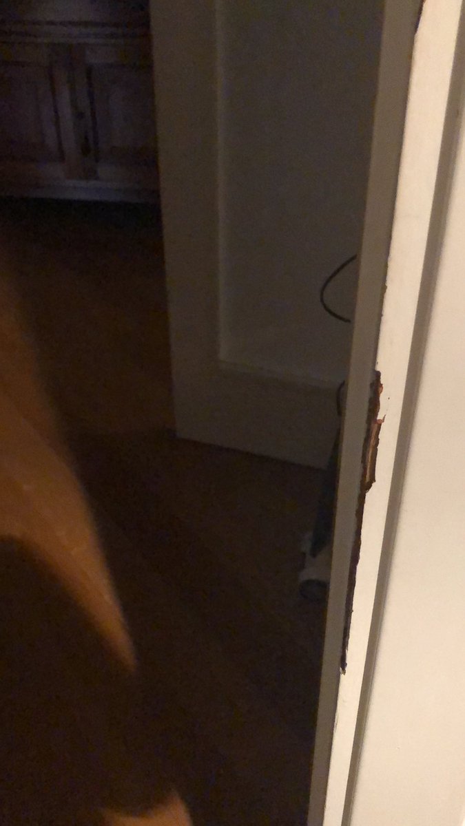 BTrogi's tweet photo. Beati voi che potete avere il lusso di chiudere la porta della bostra camera 
A me è stato negato quando mia madre ha deciso di buttarla giu perche non volevo farle vedere il diario alle medie #apprezzatelepiccolecose https://t.co/iWADIBghpt