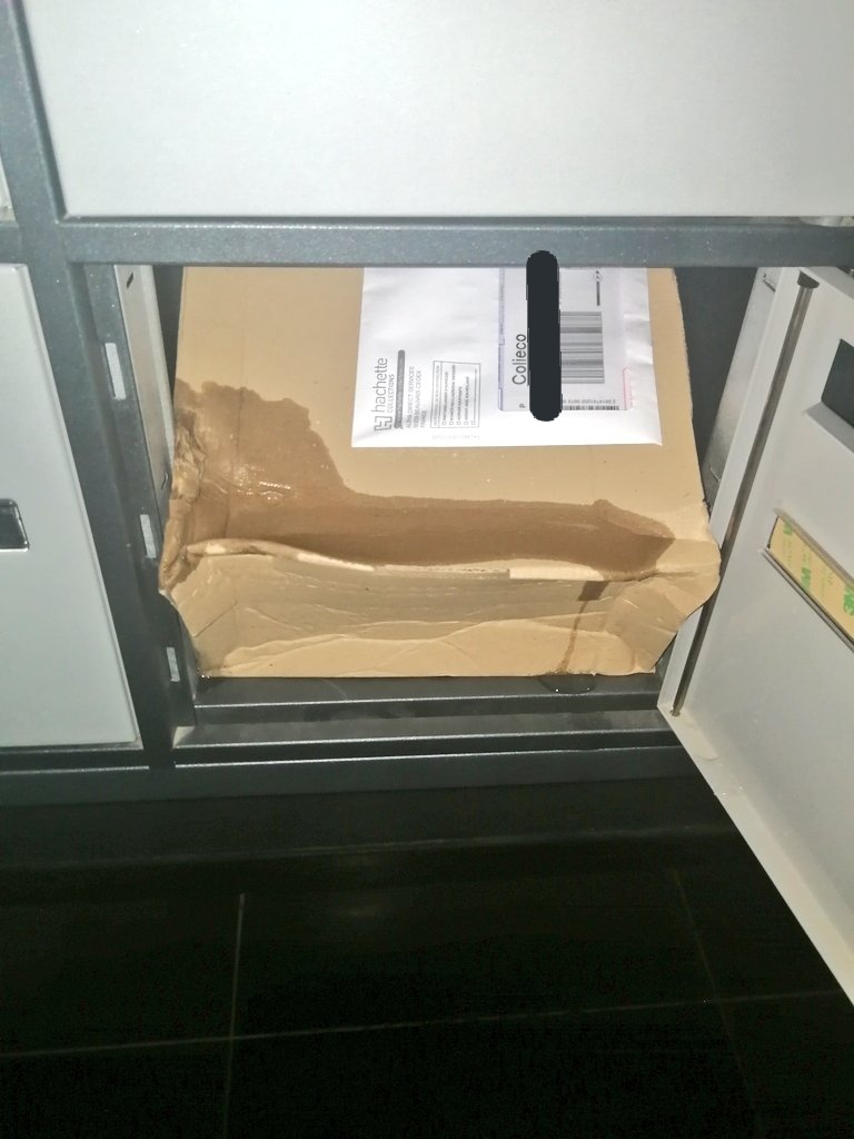 Cranos64's tweet photo. Bonjour @lisalaposte, je sais que la situation est difficile mais le problème date d'avant le confinement. J'aimerais bien quand je suis livré d'un colis, que le facteur ne bloque pas ma boîte au lettre. Il m'a fallu imbiber d'eau le carton pour débloquer le loquet. Merci bien. https://t.co/skz0ysdTOG