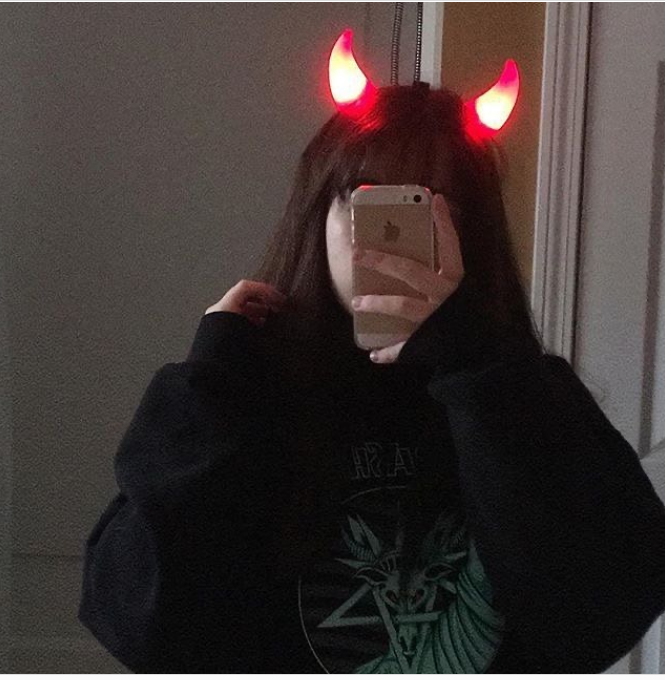 woozystreetwear's tweet photo. ⋆.  🎀  😈𝒮𝒰𝒫𝐸𝑅 𝒞𝒰𝒯𝐸 𝑅𝐸𝒟 𝒟𝐸𝒱𝐼𝐿 𝐻𝒜𝐼𝑅 𝐵𝒜𝒩𝒟  🎀 .⋆
Really just makes it Super arts icy and so Aestheticity HAHAH😂 

What's you's take on this Siimmmmple ass accessory💬💫?#woozystreetwear #DevilsToy  #horns #artistic #stylin #fashionblogger #fashion #Red https://t.co/XPQ7jAwliK