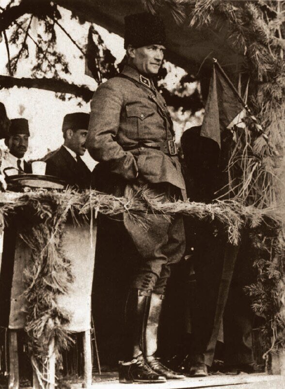 "Tarihte bir benzeri görülmemiş olan vahşeti yapan Ermenilerdi. Müslümanlar yalnız namuslarını ve canlarını korumak için karşı koymuş ve kendilerini savunmuşlardı."