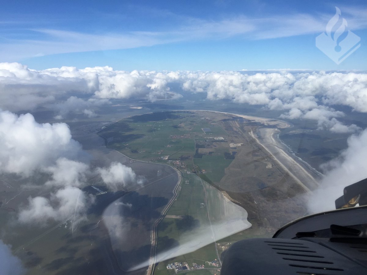 DePolitieheli's tweet image. Goedenavond QuarantaineKanjers, al gewend aan je corona coupe? Wij wel hoor 😅 weer eens wat anders 😂 Tijd voor een #raadhetplaatje : Hoe heet dit? Welke provincie is dat? Hoe heet de wolkensoort op de foto? #quarantainequiz #blijfgezond