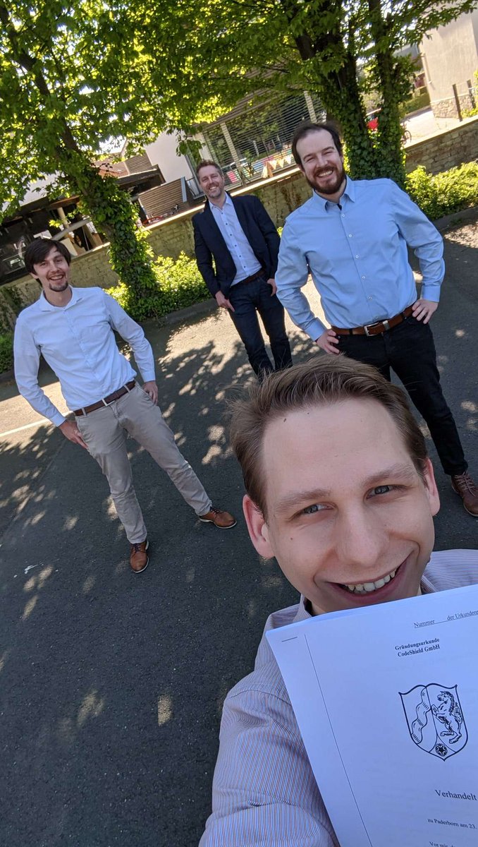 CodeShield_io's tweet image. Gegründet! 🥳👌👨‍💻😎🤓🤙😊 ...mit #AbstandHalten 🧍↔️🧍‍♂️. @_a_dann @profbodden @JohSpaeth Manuel Benz #CodeShield