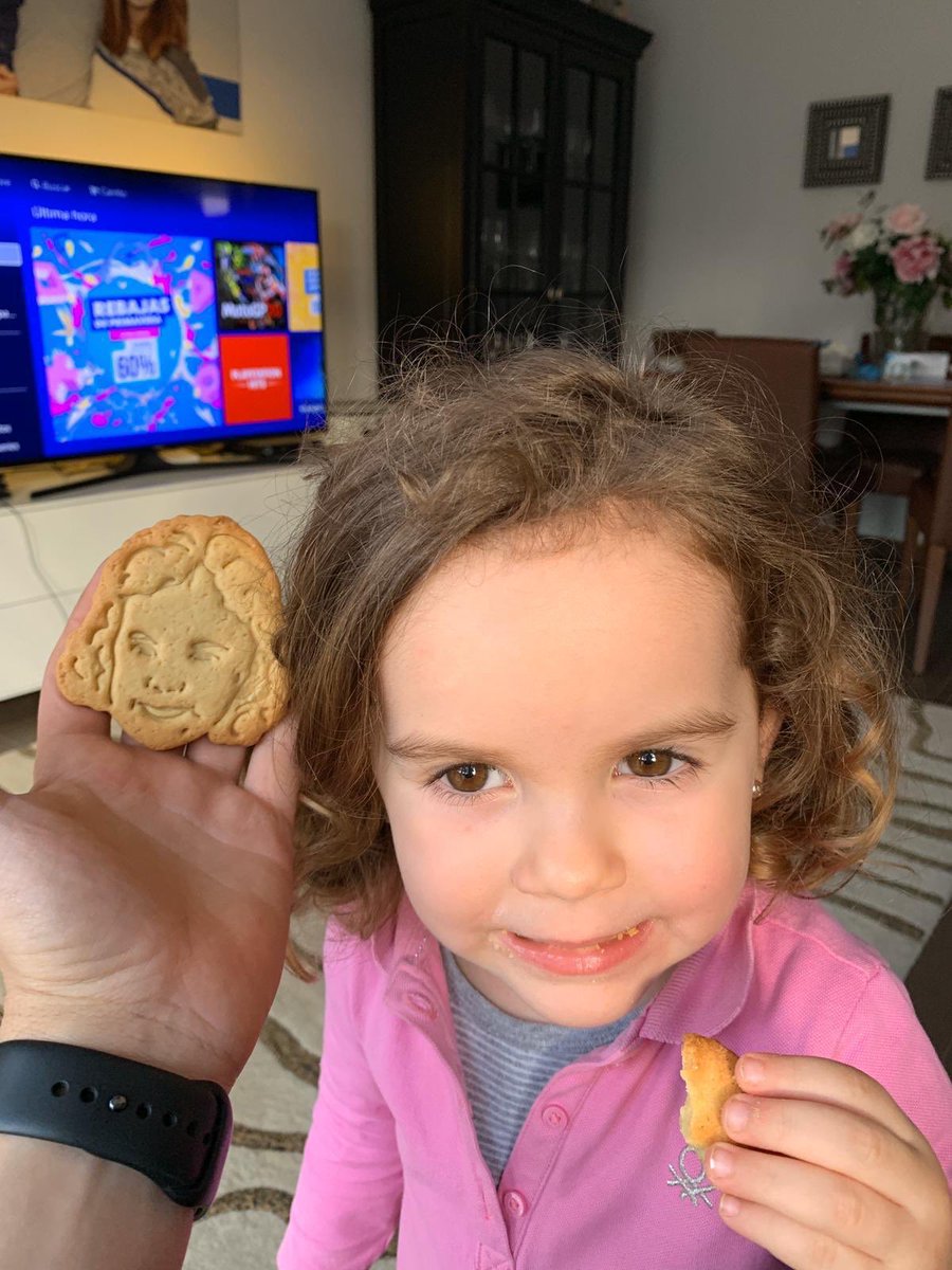 No me negaréis que las galletas están chulas. Aunque la cara de felicidad de la niña es muchísimo mas bonita 🥰🥰🥰. #QuedateEnCasa #reposteria #galletas