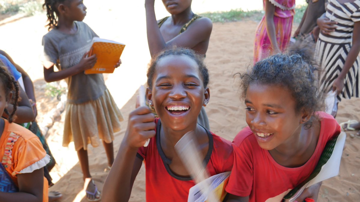 Entre mer et forêts, nous avons vécu des moments riches en émotions avec les jeunes filles du foyer social de l’ONG Bel Avenir de Mangily, la jeunesse de la baie de Saint-Augustin et l’école du village de pêcheurs d’Anakao, sur la côte Sud-Ouest  #Madagascar