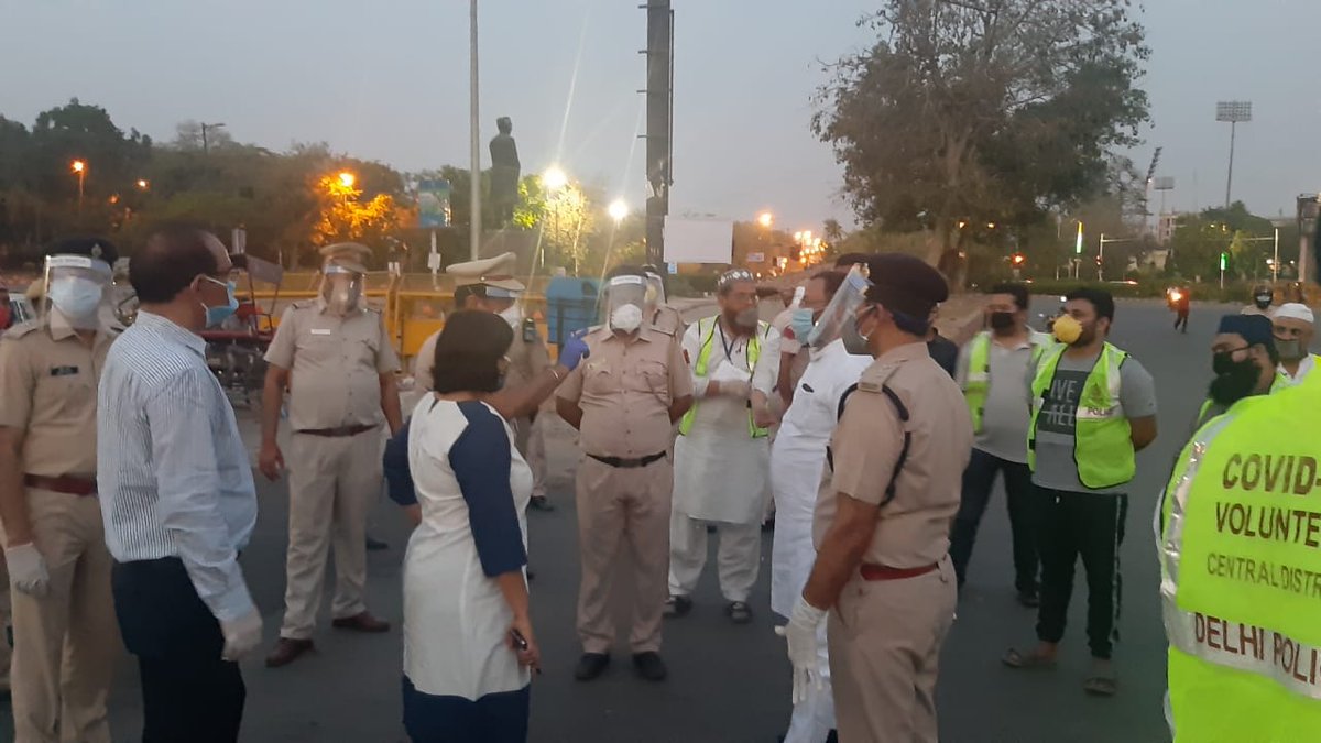 DMCentralDelhi's tweet photo. #Flag_march by #DM_central and #DCP_Central in #Chandni_Mahal containment zone and #Lal_kuan area of #old_Delhi.
@nidhi2959 @ArvindKejriwal @msisodia @ANI @AshokGoelBJP @timesofindia @htTweets https://t.co/1Ori1TMhlH