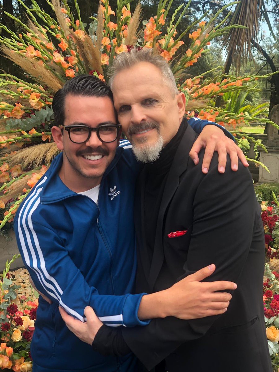 ManoloCaroS's tweet photo. Mi querido @BoseOfficial gracias por ser parte de esta locura, no podías faltar en LA CASA DE LAS FLORES !!! Y siempre, siempre hay que tirar pa’lante hasta que el corazón aguante. Te quiero 💙 #lacasadelasflores3 @CasaFloresTV https://t.co/AQm2gHpdW4