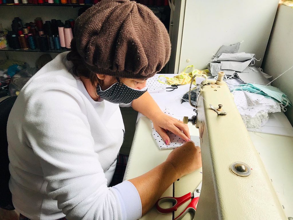 Nossa fábrica de costura estão produzindo produção de máscaras para proteção a essa pandemia que estar ao redor do mundo, muito triste esse vírus.
Assista o vídeo da Noeli falando sobre a produção de máscara na família Noiva do Cordeiro. (Link do vídeo 🎥 Bio)