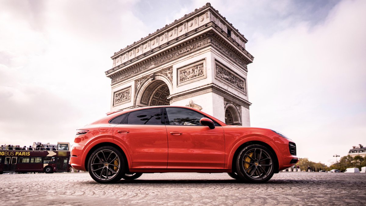 Avec son toit panoramique, le #CayenneCoupé deviendra-t-il le véhicule parfait pour visiter Paris ? #RêvonsChezNous