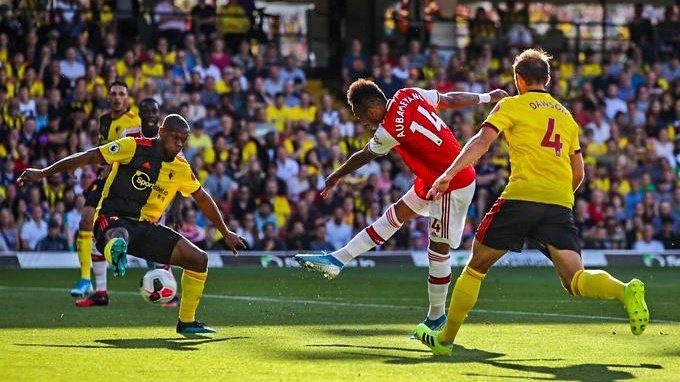 Aubameyang clearly means goal output, that& #39;s not debatable. Goals win games. However he also ticks two boxes positionally. He& #39;s played RW/LW and ST at both Arsenal and Dortmund. Experienced in making off the ball runs in all zones to continue his prolific output over the years.