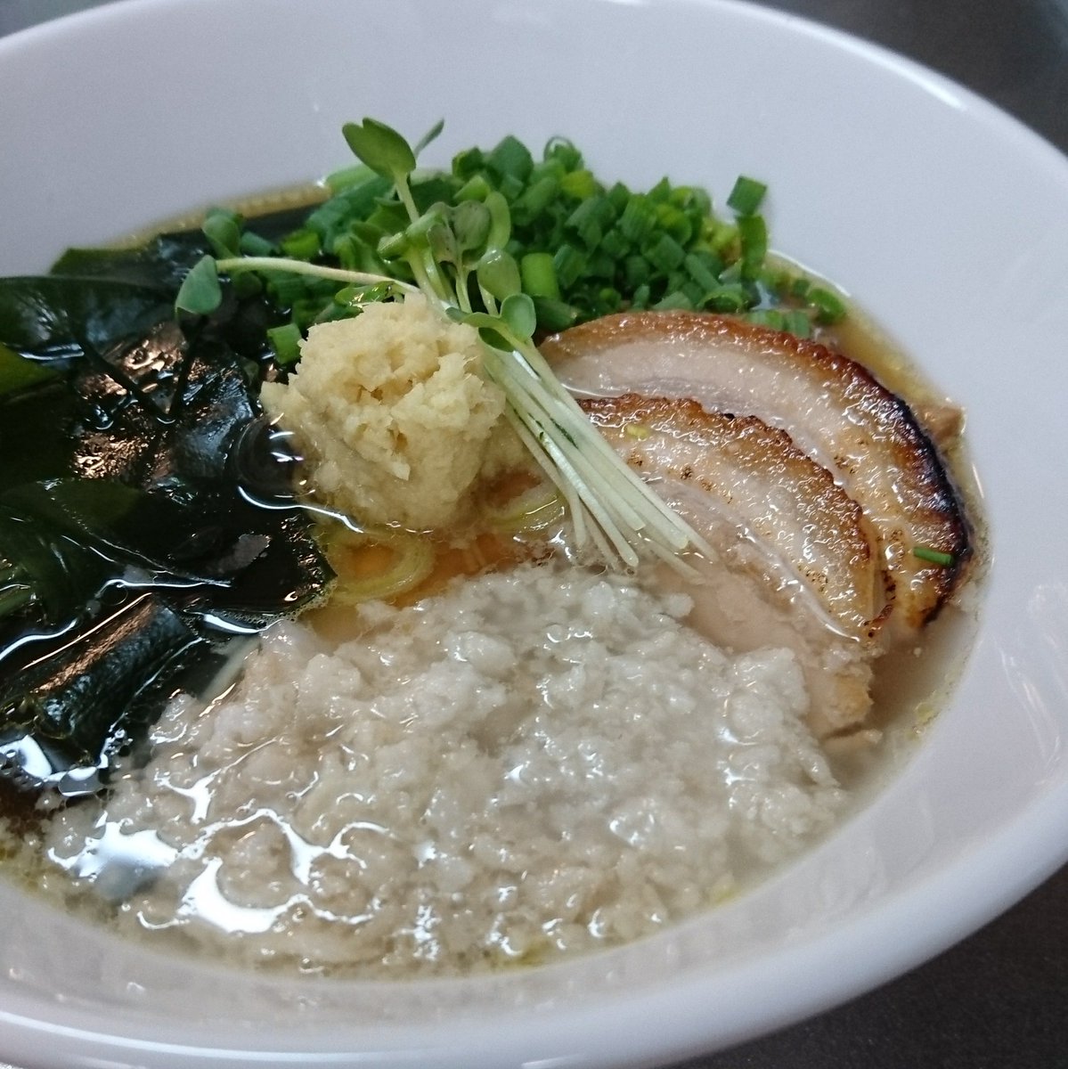 ট ইট র 自宅de拉麺 我が家 今日の自作ラーメンは 背脂生姜醤油ラーメン 豚の清湯に本枯節を合わせて 我が家の醤油ダレにほんのり鶏油 背脂 三陸産若芽をたっぷり すりおろしと刻みを合わせた生姜 炙りバラチャー ネギトッピング 麺は自家製 ট ইট র 自宅de拉麺 我が家 今日の自作ラーメンは 背脂生姜醤油ラーメン 豚の清湯に本枯節を合わせて 我が家の醤油ダレにほんのり鶏油 背脂 三陸産若芽をたっぷり すりおろしと刻みを合わせた生姜 炙りバラチャー ネギトッピング 麺は自家製