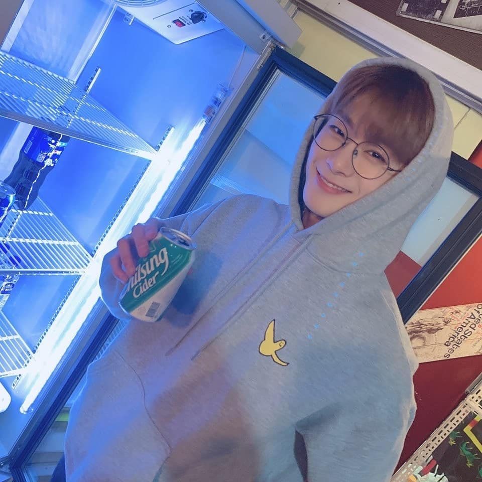 ╔═°∴,*⋅✲══✰══✲⋅*,∴°═╗Astro wearing Grey Hoodie/Sweater         ✲ A thread ✲╚═°∴,*⋅✲══✰══✲⋅*,∴°═╝
