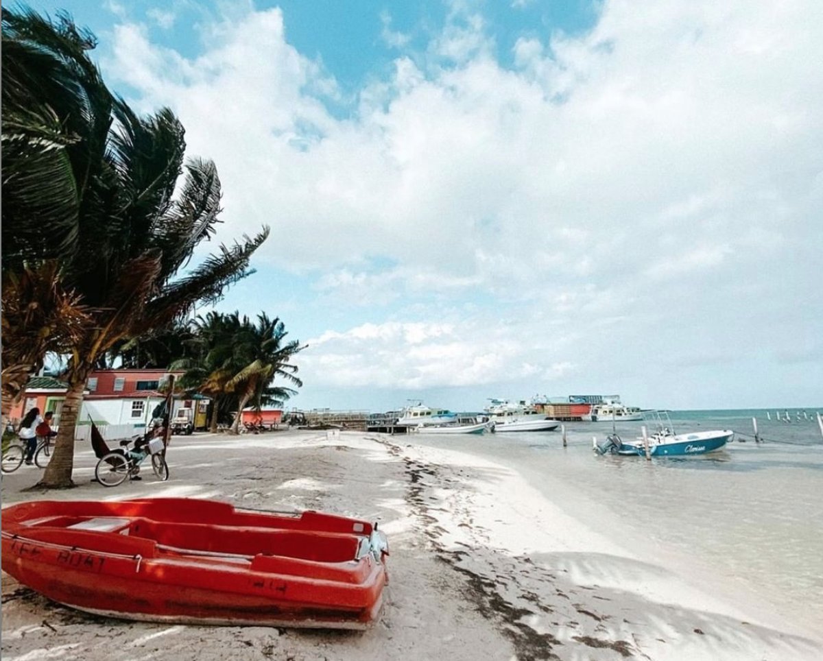 Reflecting on the simple joys of island life 💚Caye Caulker
(IG📸: itsandreaahmed)