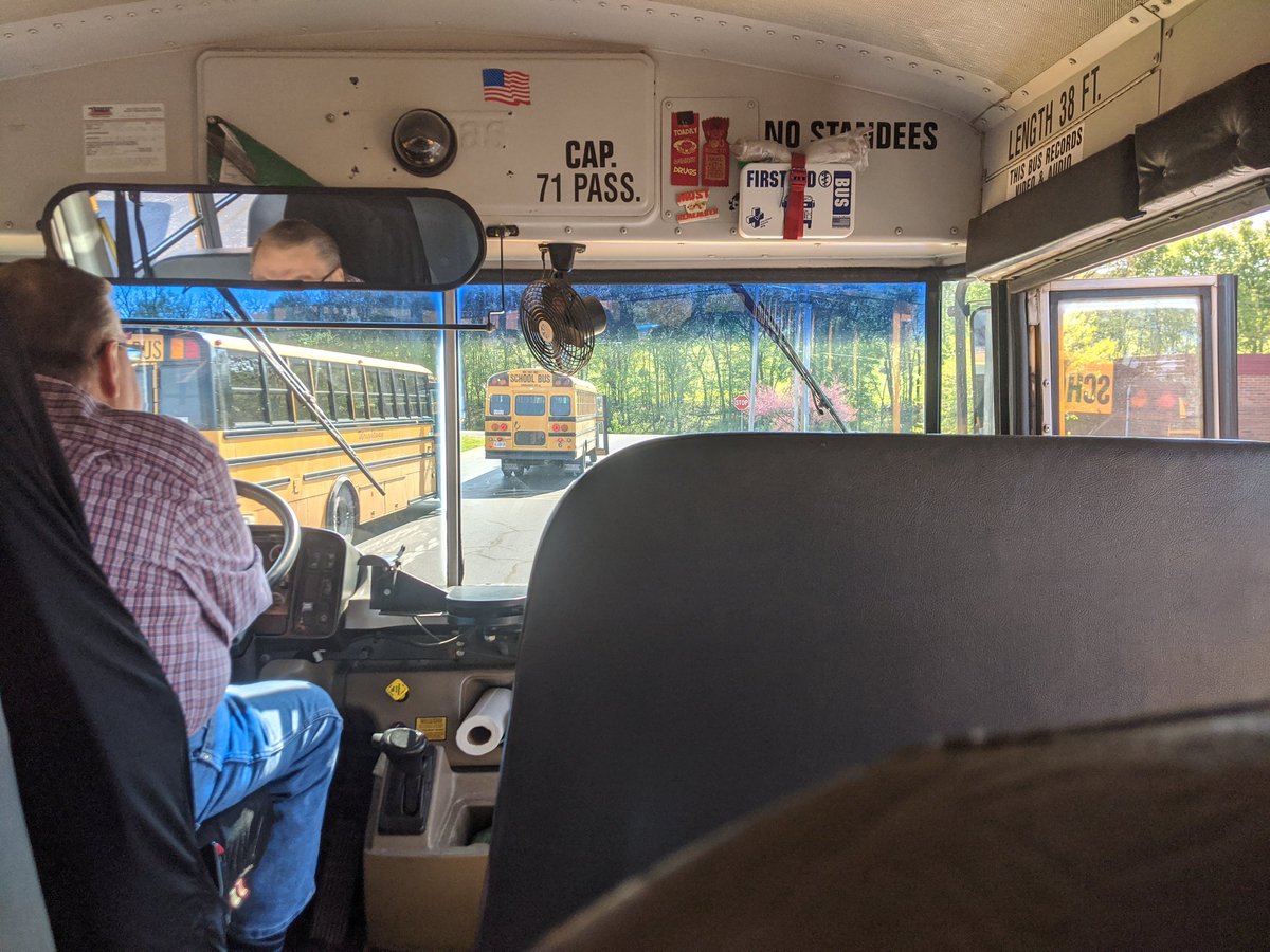 Edwin_Shoemate's tweet photo. Delivering meals to Appleknockers today on bus 6. Look forward to seeing our students. #ilschoolsstepup #appleknockerpride https://t.co/Zu0caufBrz