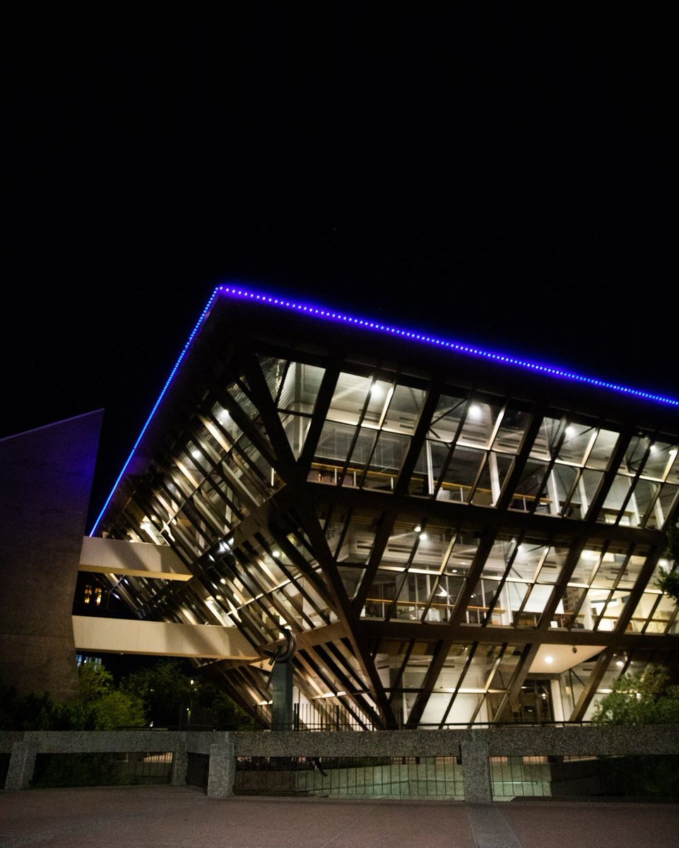 TempeTourism's tweet photo. Discover our ⒷⓁⓊⒺ tributes throughout Tempe to say “thank you” to healthcare heroes everywhere while you're safely out and about this weekend 💙 #LightAZBlue #ThankYou #HealthcareHeros #TogetherTempe #OurTempe https://t.co/k1EEOgMNVR