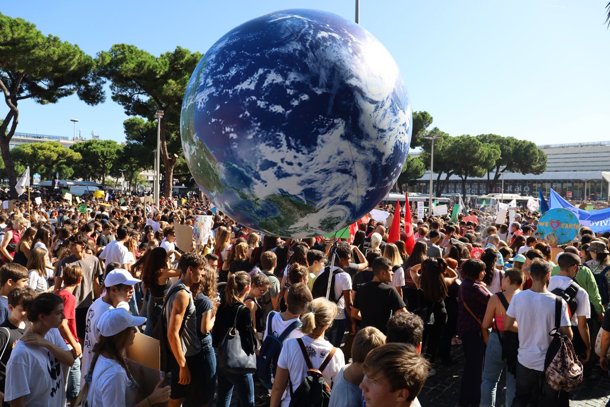 WWFitalia's tweet photo. Siamo anche noi nella "piazza digitale" del  #GlobalDigitalStrike per il clima #RitornoAlFuturo con i #FridayForFuture 🌍

"Si deve puntare su scelte innovative, che vadano verso la decarbonizzazione e la salvaguardia degli ecosistemi" dice @WWF_YOUng ➡️https://t.co/ftPZfawIOG https://t.co/cnOXyqVM3f