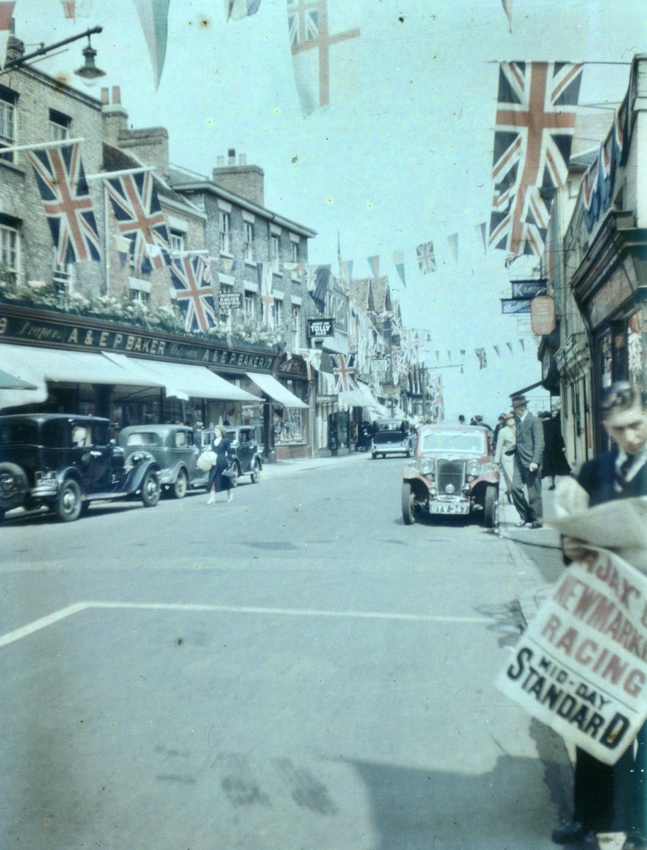 Head Street, looking North. A great candid photo of the man reading the paper. And a non-black car! 8/14