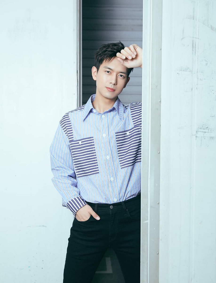 lixianstuff's tweet photo. Our Xian Ge is so handsome today! In blue striped shirt from #Viviennewestwood Spring and summer 2020
#李现ing #李现 #LiXian #หลี่เซี่ยน #이현 #lixianstuff #lixianfashion #GoGoSquid https://t.co/SJRVZTID7i