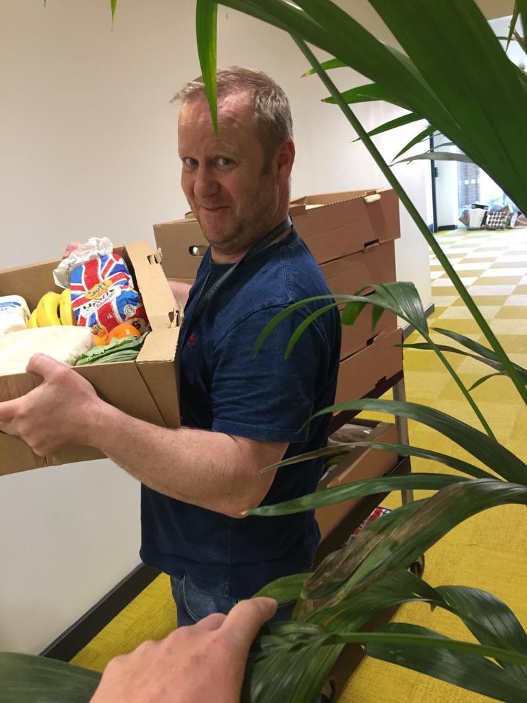 WoolmoreTweets's tweet photo. Thanks Tony for collecting these great food boxes from ⁦@ManorfieldPri⁩ to support some of our families #PremisesManager #TeamWork https://t.co/cd6TQWccv5