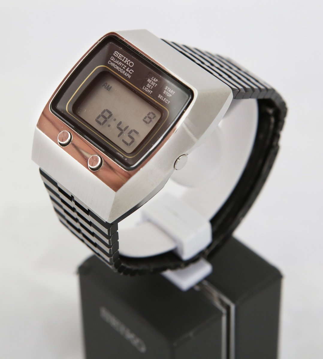 So jn 1975 Seiko launched the 0634, the first digital quartz watch with a chronograph that could measure to a tenth of a second! Between them Seiko and Casio had honed in on the future of watches - clever digital gadgets.