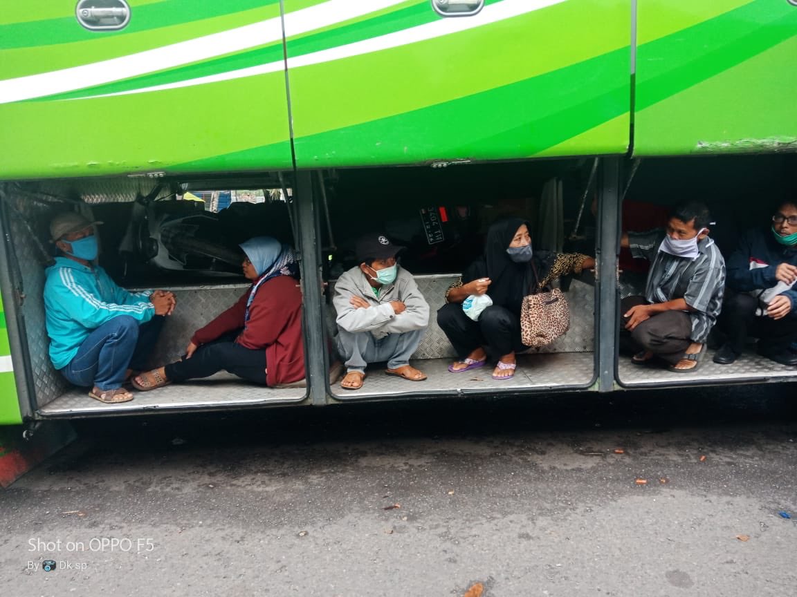 RommyRoosyana's tweet photo. Nekat mudik

Meski sudah dilarang oleh pemerintah, mereka nekat mudik. Untuk menghindari razia yang digelar aparat selama PSBB, mereka rela duduk di bagasi bus dengan ongkos Rp450 ribu. 

Foto diambil oleh sepupunya @saeval di Terminal Bus Ciledug, Jumat (24/4/2020) siang. https://t.co/VFGbjrRmGW