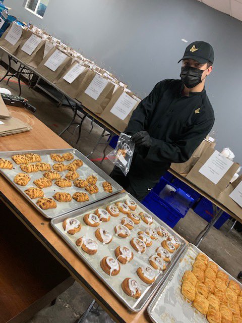 ALaForce's tweet image. Good morning from #projectFRONTLINE 😍 breakfast delivery to @memorialhermann thanks to your donations to feed our #HealthcareHeroes #houston @AthletesCauses @JSThree8 @JettReddick @RealJoshReddick
