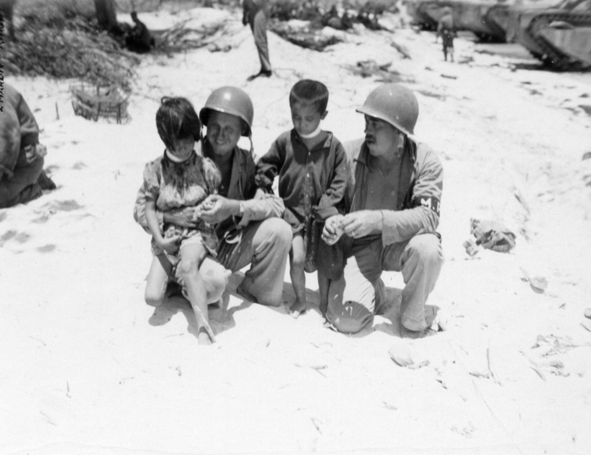  6: Des enfants soupçonnés d'avoir été placés en garde à vue par l'armée américaine sont représentés sur cette photo prise à Saipan en juin 1944.