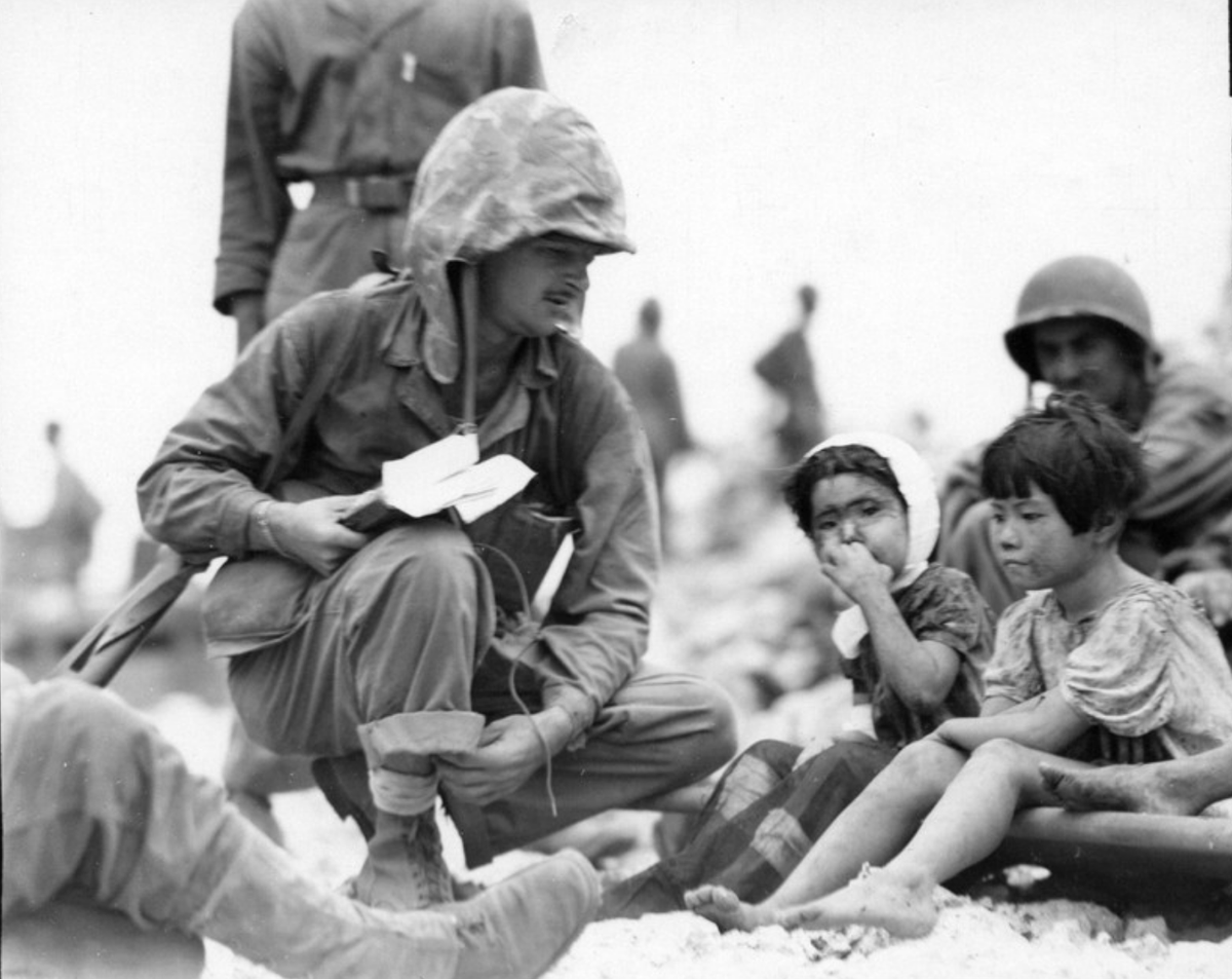  7: Des enfants soupçonnés d'avoir été placés en garde à vue par l'armée américaine sont photographiés à Saipan en juillet 1944.