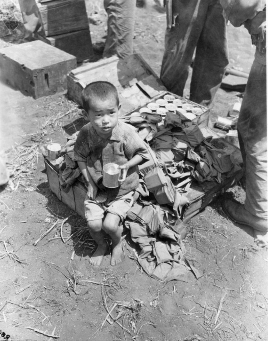  1: Des Japonais sortent d'une grotte pour se rendre, sur cette photo prise par les Marines sur Tinian en juillet 1944 2: Un garçon japonais qui aurait été placé sous la protection de l'armée américaine est photographié à Saipan en juillet 1944.