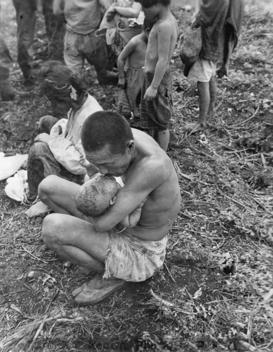  5: La légende de l'armée américaine décrit les personnes sur la photo comme des prisonniers. La photo a été prise sur l'île de Tinian en août 1944