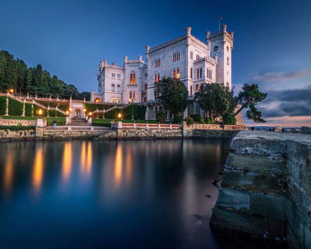 #italycomestoyou

We wish you a good evening with this picture of Miramare Castle, the dream of Archduke Maximilian of Hapsburg 👉 miramare.beniculturali.it/en/

#TreasureItaly <a href="/museomiramare/">Museo Storico e il Parco del Castello di Miramare</a> <a href="/DiscoverTrieste/">Discover Trieste</a> @FVGlive

📷 IG maxdecimomeridio