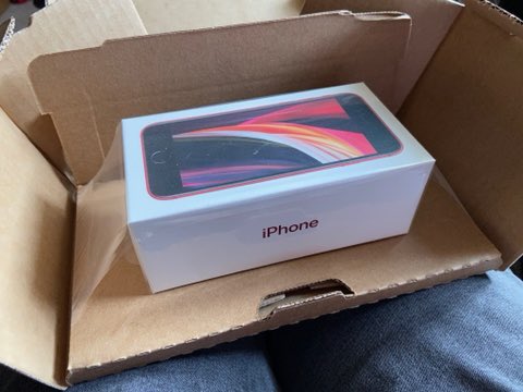kevrinek's tweet photo. It’s here ! #iPhoneSE2 #iPhoneSE #ProductRed #64GB #BatteryCase https://t.co/bJLdQb5L37